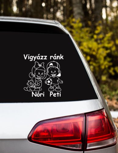 Lány Fiúval Vigyázz ránk felirattal autósmatrica