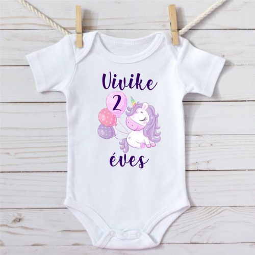 Unikornisos névre szóló baba body – 100 % pamut, szülinapi fotó body